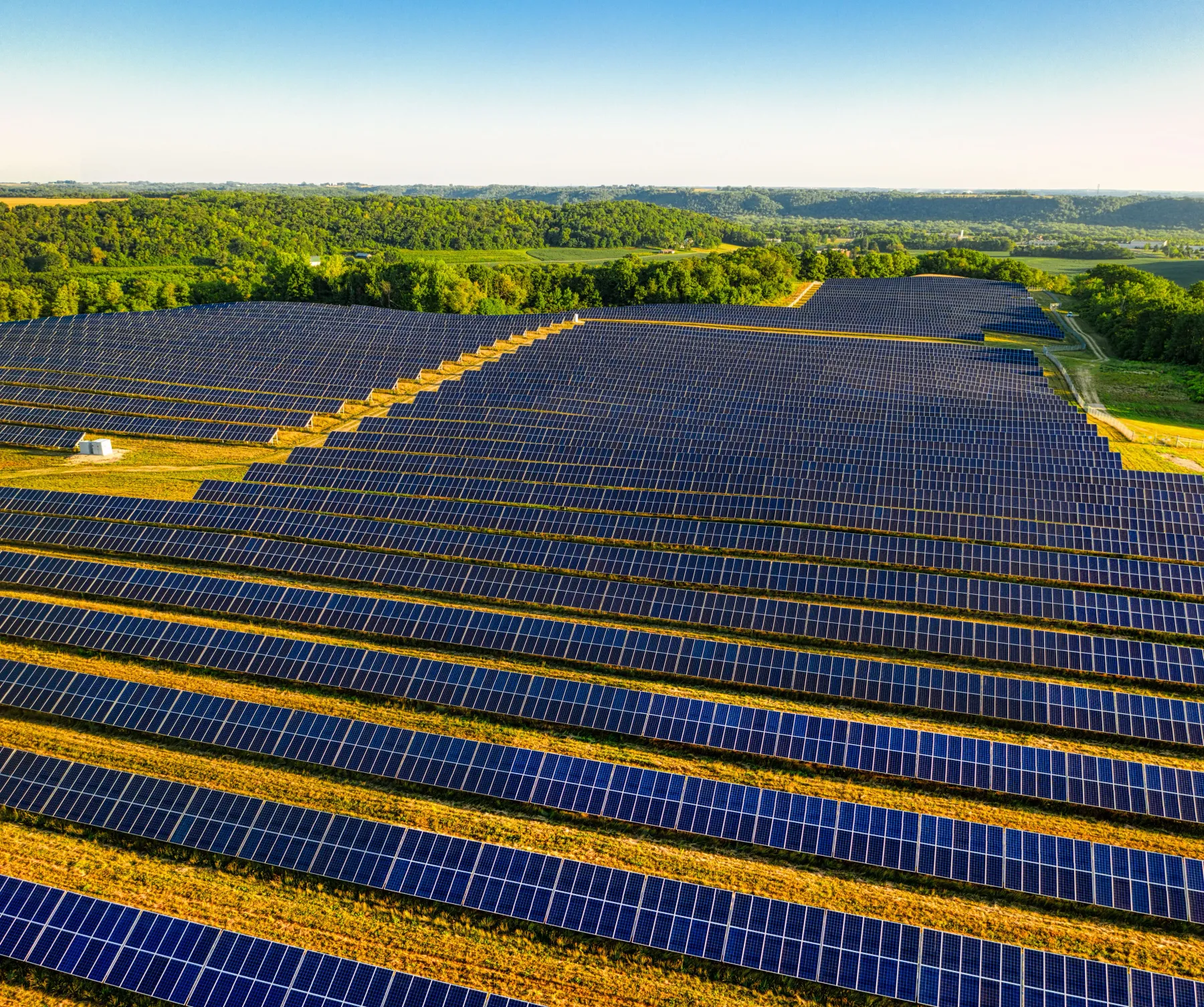 Große Photovoltaik-Freiflächenanlage in einer grünen Landschaft